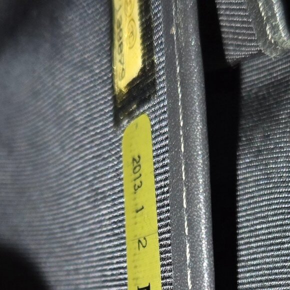 Pristine Condition Chanel Striated Iridescent Patent Leather Zippy Wallet - Picture 11 of 11